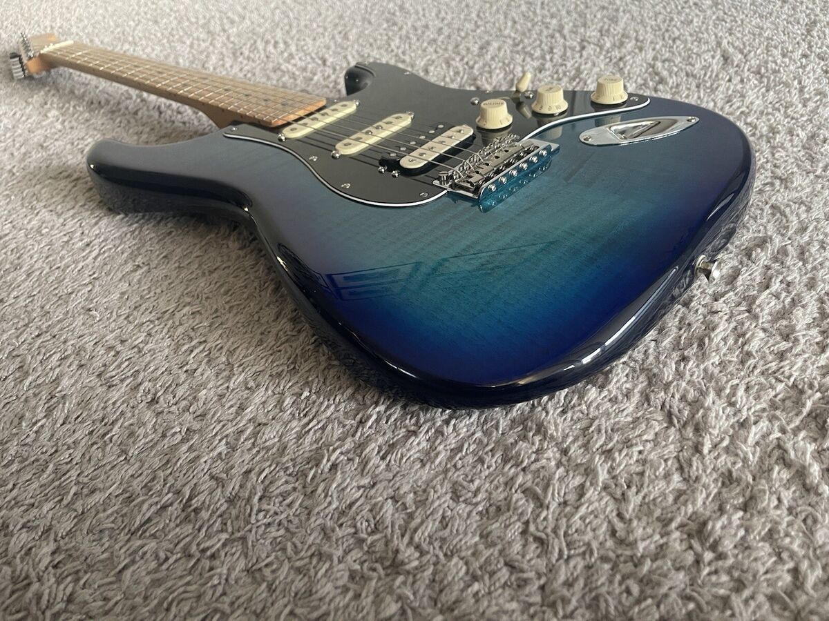 Fender Player Stratocaster HSS Plus Top 2021 MIM Blue Burst Fender Player Stratocaster HSS Plus Top 2021 MIM Blue Burst