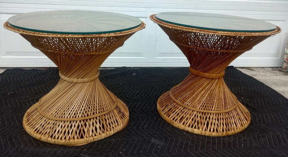 Par de mesas auxiliares vintage modernas de mediados de siglo de mimbre y ratán con tapa de vidrio Foto 2 de 4