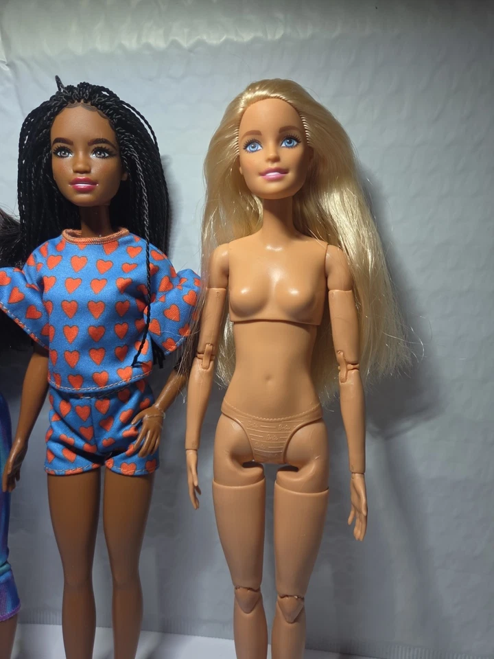 Lote De 3 Muñecas Barbie Mattel Rubia Desnuda y Yoga Hechas Para Moverse, Corazones Polka Foto 4 de 4