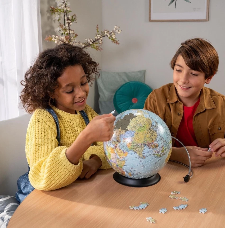 Ravensburger World Globe on a V-Stand 3D Jigsaw Puzzle & Eiffel Tower 3D Jigsaw - Immagine 2 di 4