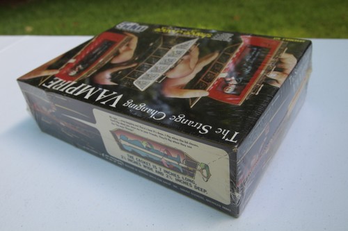 FACTORY SEALED 1974 MPC THE STRANGE CHANGING VAMPIRE MODEL KIT MISB AWESOME JS36 - Picture 3 of 5
