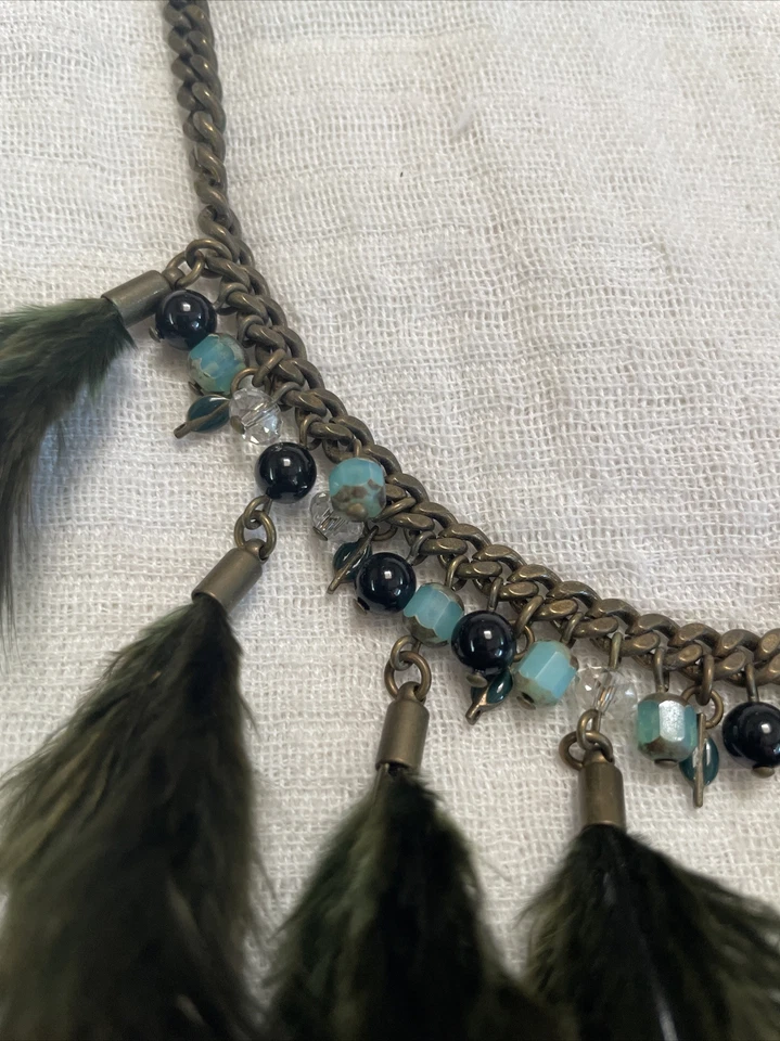 Isabel Marsnt потрясающее заявление ожерелье с зелеными перьями и драгоценными камнями - Изображение 2 из 4