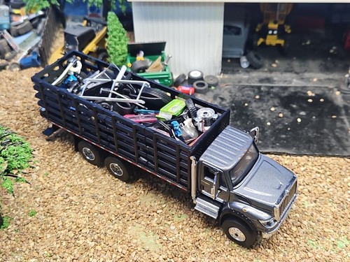 Custom International IH Flat bed stake truck 1/64 ERTL FARM GREENLIGHT Junk yard - Picture 2 of 17
