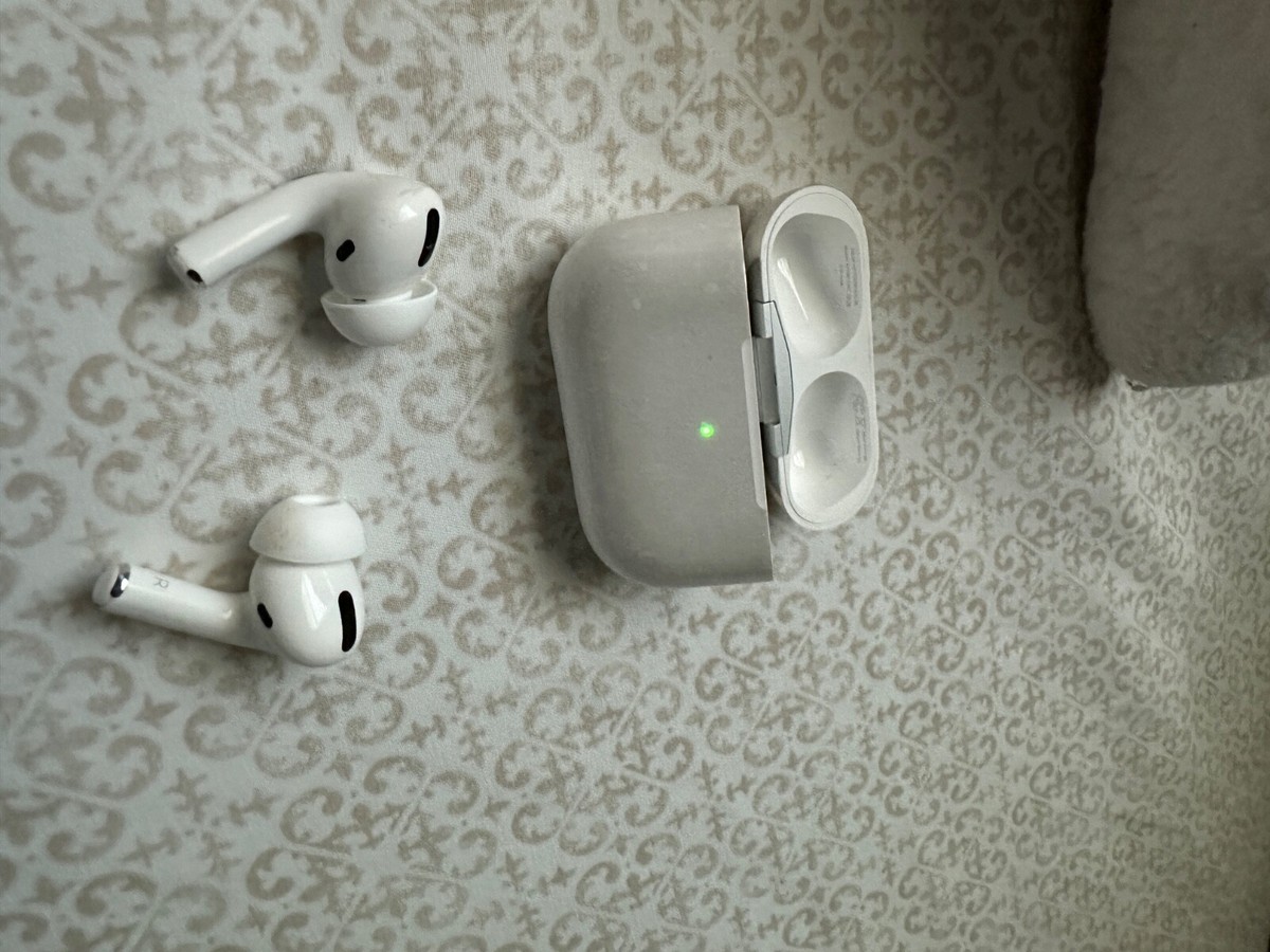 Apple AirPods Pro with Wireless Charging Case - White | With New
