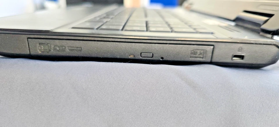 PC EMACHINES E525 - laptop PORTATILE - Immagine 2 di 4