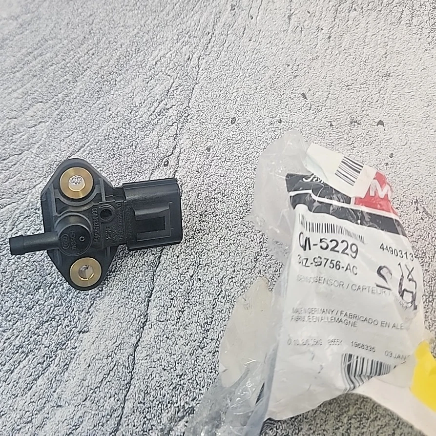 Motorcraft CM5229 Ford 3F2Z9G756AC Mustang F150 Fuel Injection Pressure Sensor - Image 4 of 4