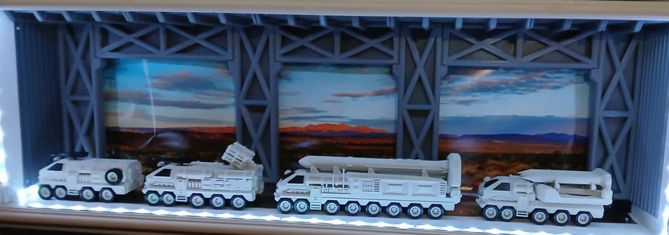 HEAVY ARMORED MOBILE INTERCONTINENTAL BALLISTIC MISSILES SYSTEM, 1:43 scale - Image 3 of 4
