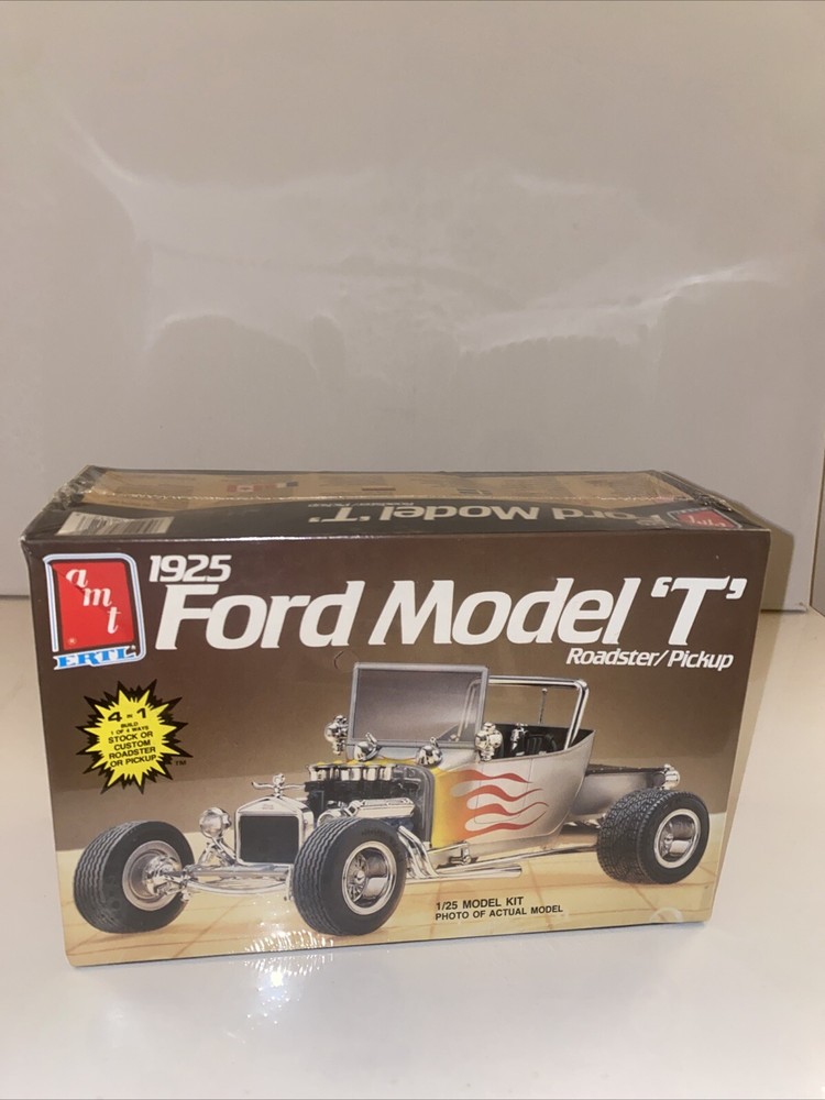 AMT 1925 Ford Model T Roadster/ Pickup 4 In 1 Model Kit