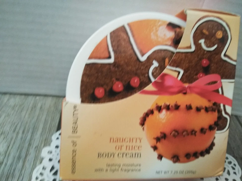 N.O.S. Crema corporal Essence of Beauty NAUGHTY OR NICE 7,25 OZ (FRAGANCIA LIGERA) Foto 4 de 4