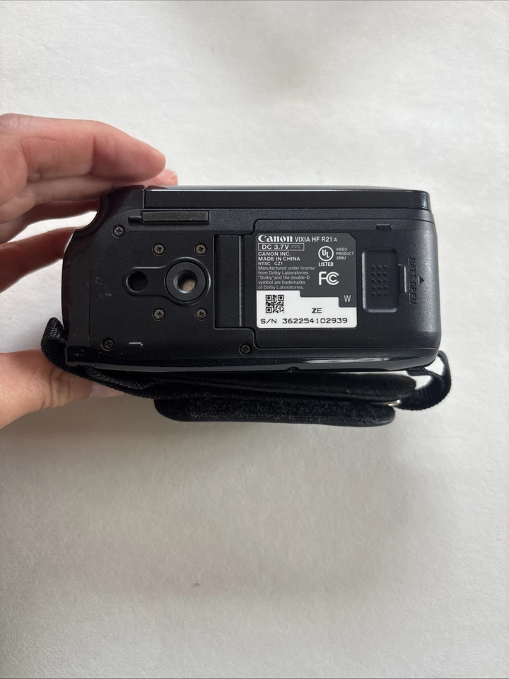 Canon VIXIA HF R21 HD Camcorder (Black) w/ 32GB Internal Storage - Image 3 of 4