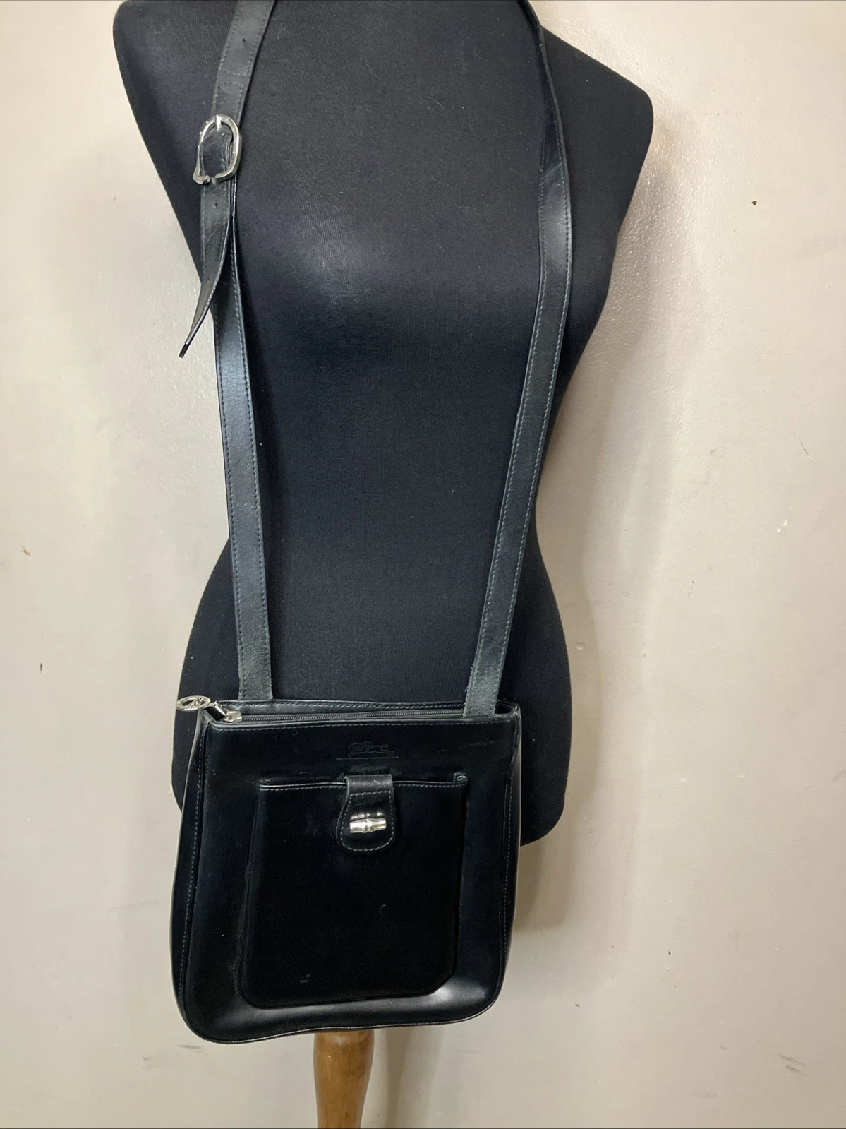 Borsa a tracolla vintage Longchamp in pelle nera con logo in rilievo al centro