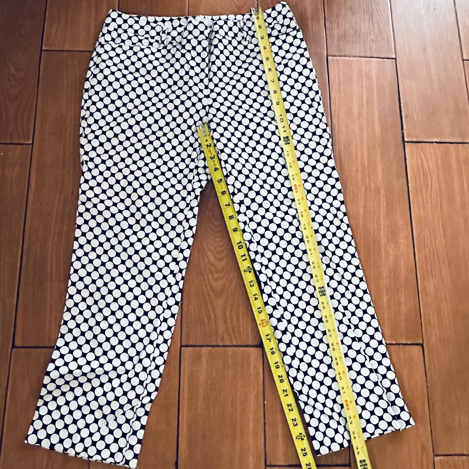 Pantalones New York & Company Blanco y Negro Lunares Talla 8 Elastizados Recortados Informales Foto 2 de 4