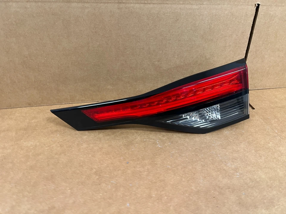 OEM 2022 2023 2024 NISSAN PATHFINDER LED LUZ TRASERA PUERTA LEVADIZA MONTADA DERECHA ¡BONITO!! Foto 2 de 4