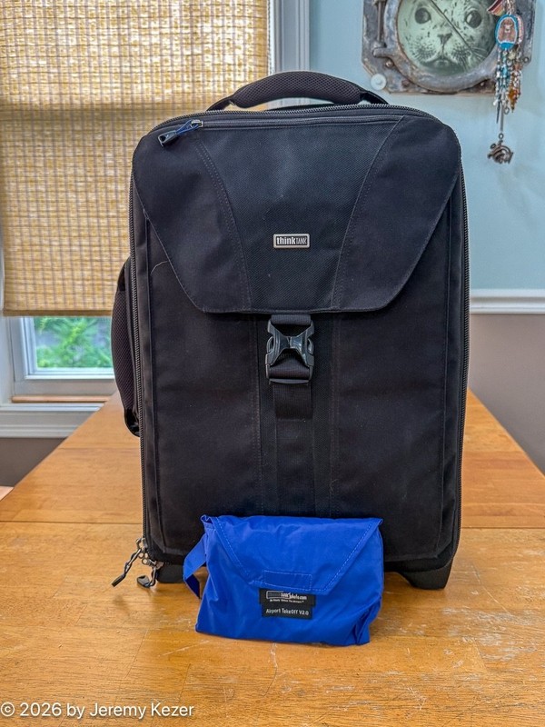 Think Tank Airport TakeOff V2.0  rolling camera bag/backpack w/dividers/raincoat