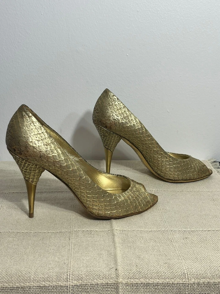 Miu Miu Tacones Peep-Toe de Cuero de Serpiente Dorado, Talla 38 (US 8) - Hecho en Italia Foto 2 de 4