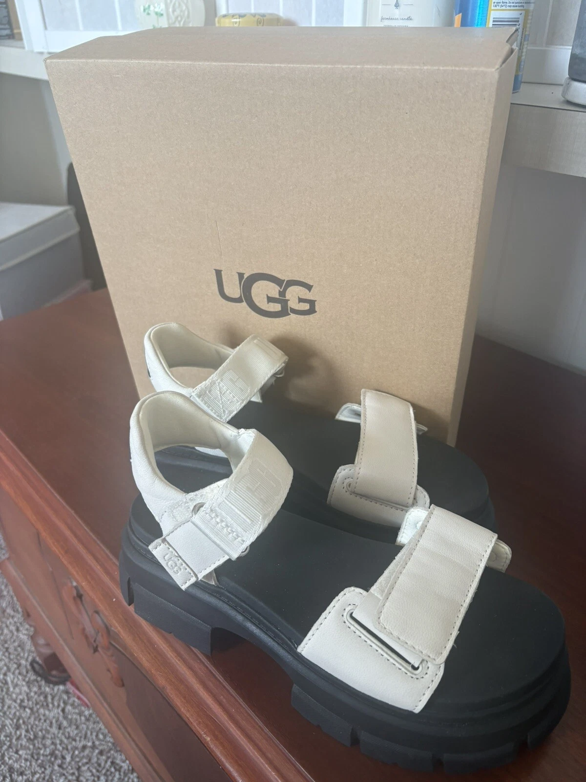 Sandali con plateau UGG fuori produzione nuovi con scatola taglia 8 donna
