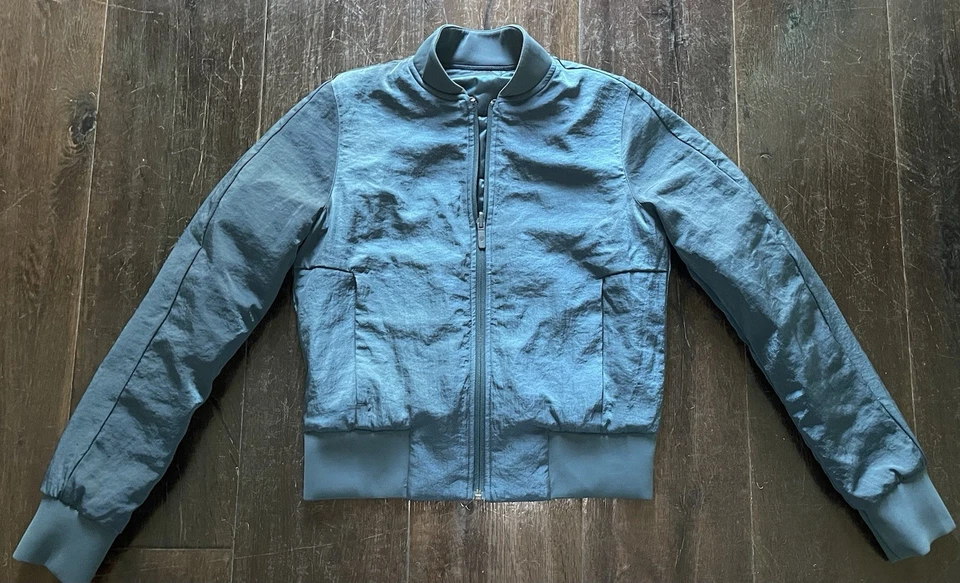 Chaqueta de bombardero Lululemon Non-Stop *Reversible talla 2 submarino verde azulado acolchado $148 2 en 1 Foto 3 de 4