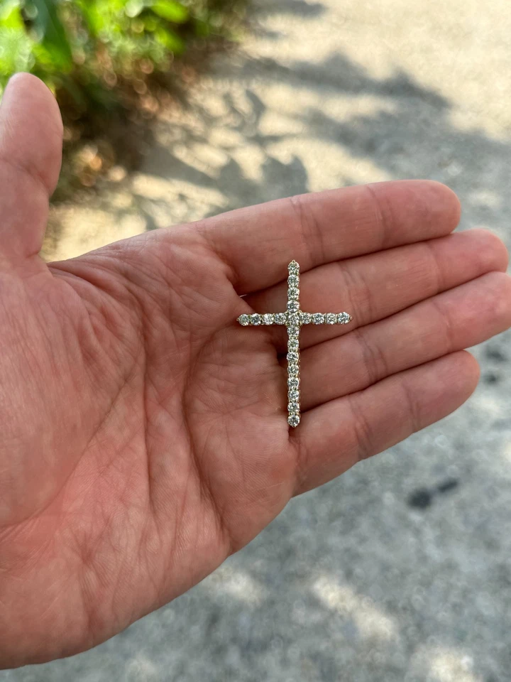 Collar Colgante Cruz Diamante Corte Redondo 2.30 Ct Oro Amarillo 14K Cultivado en Laboratorio D VS