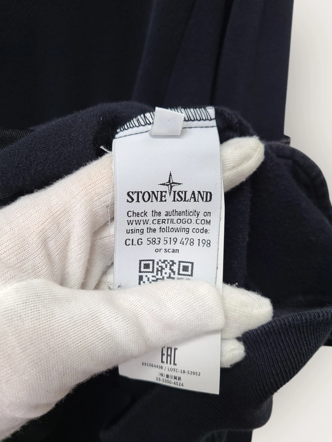 Felpa rotonda Stone Island nera con zip e distintivo tasca 42358630