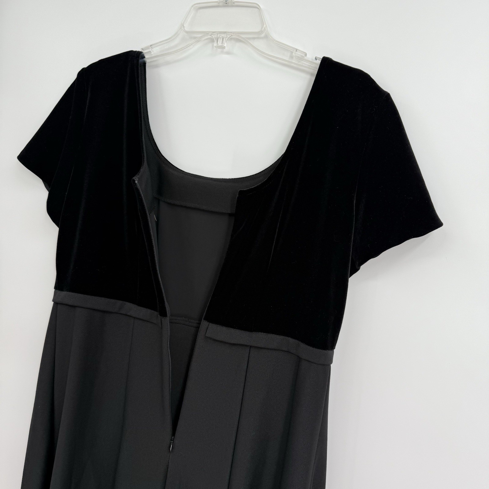 Performance formal gown black Southeastern size 10 Short Sleeves Velvet Bodice