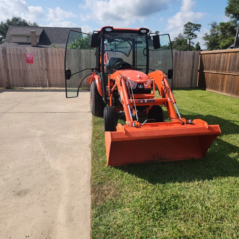 Tractor Kubota LX2610 2023: cargador frontal, retroexcavadora, cabina completa/calor y aire, 200 horas Foto 3 de 4