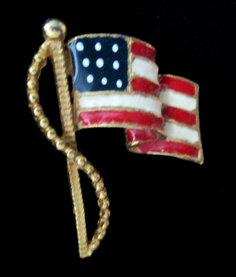 VINTAGE 1 3/4'' GOLD TONE ENAMEL WAVING AMERICAN FLAG PIN/BROOCH