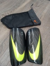 Nike Mercurial Lite Swoosh Espinilleras Grandes 5’7”- 5’11” Paquete Negro y Verde