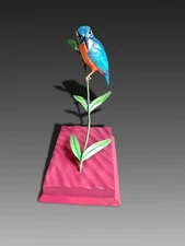 Highly realistic, true-to-size hand-carved Kingfisher bird carving