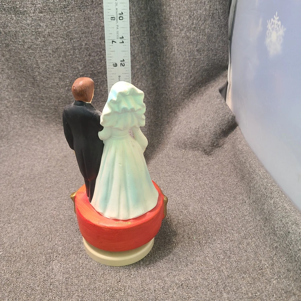 Caja de música vintage MCM Sankyo para novia y novio adorno de pasteles juega aquí viene novia Foto 4 de 4