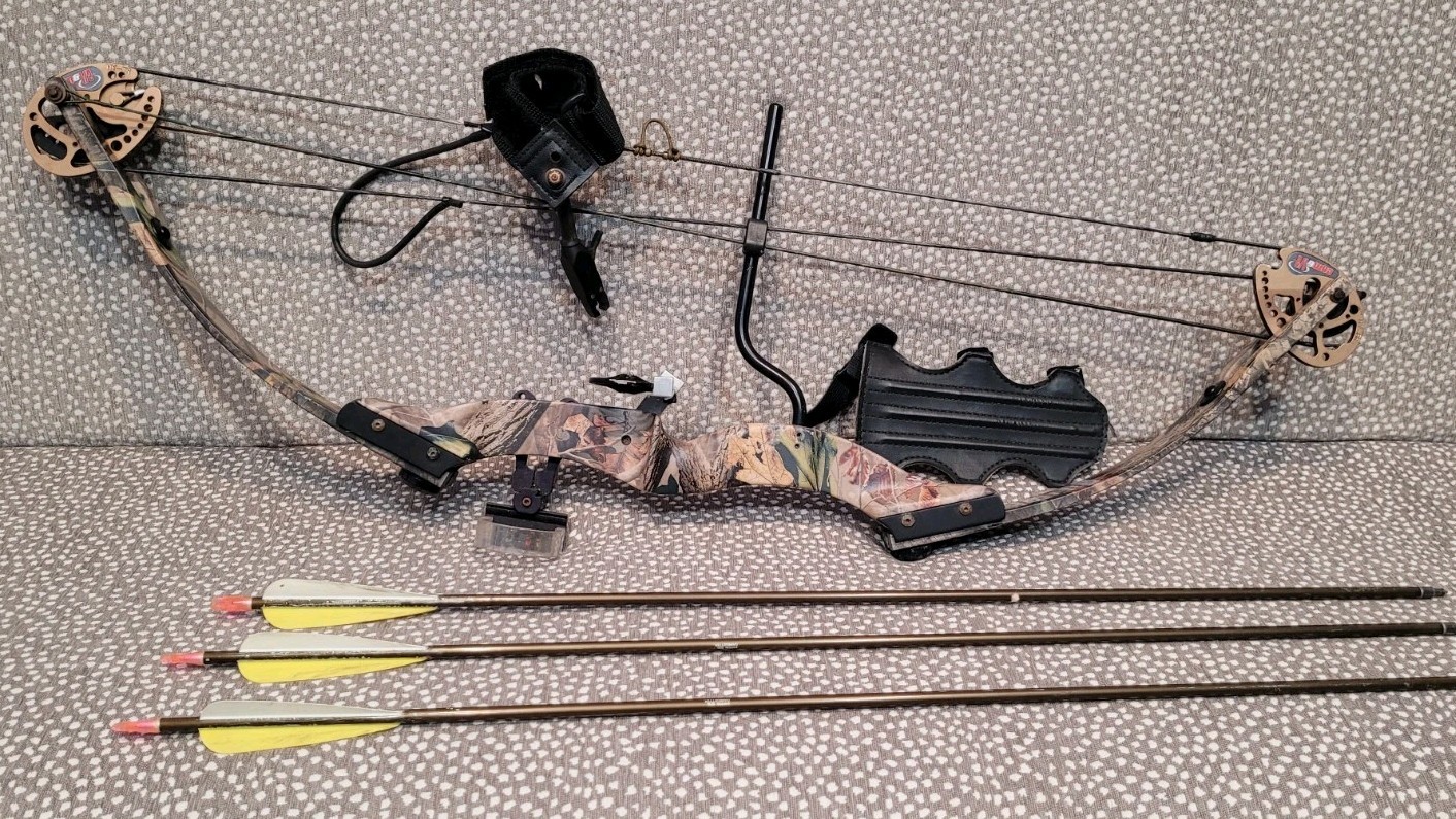Hoyt Banshee Youth Bow, Arrows, Arm Guard, Release.  Cam & 1/2. RH