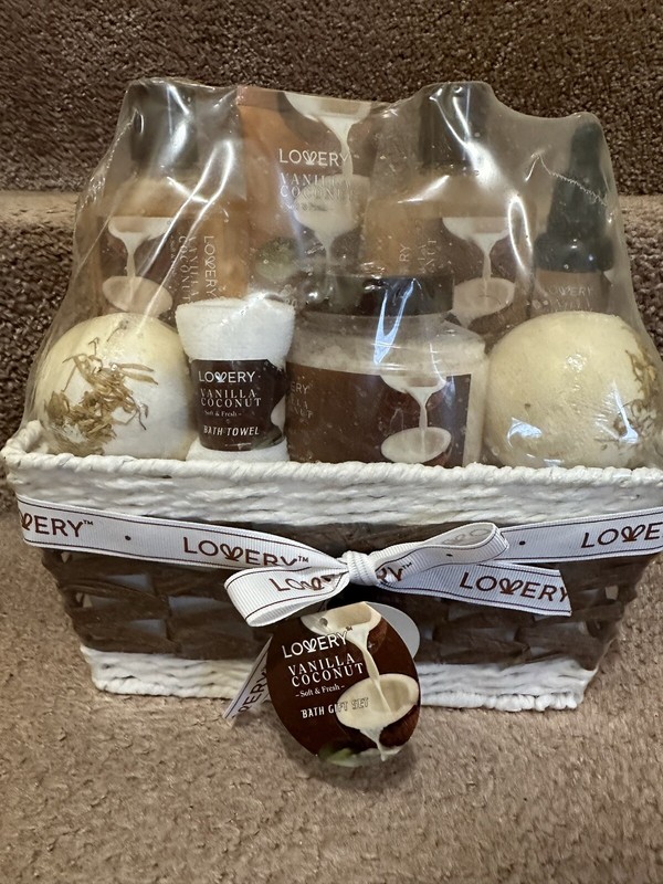 New Vanilla Coconut Lovery Bath Gift Set & Basket Shower Gel Bath Bombs & Salt