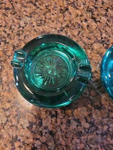 2 Mid Century Emerald Green Round Glass Ashtrays 3.25" Starburst Center 2 Slots - Picture 3 of 12