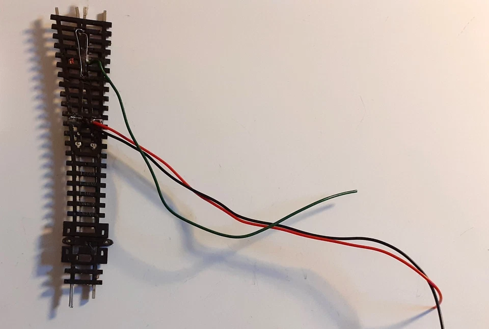 PECO STREAMLINE N GAUGE SL-E395F MEDIUM RADIUS RIGHT HAND POINT (WIRES ATTACHED) - Image 3 of 4