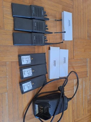 3 Radios Motorola UHF Analog MT2100 GP900 comme DP4400 Jedi 1 chargeur - Photo 1/2