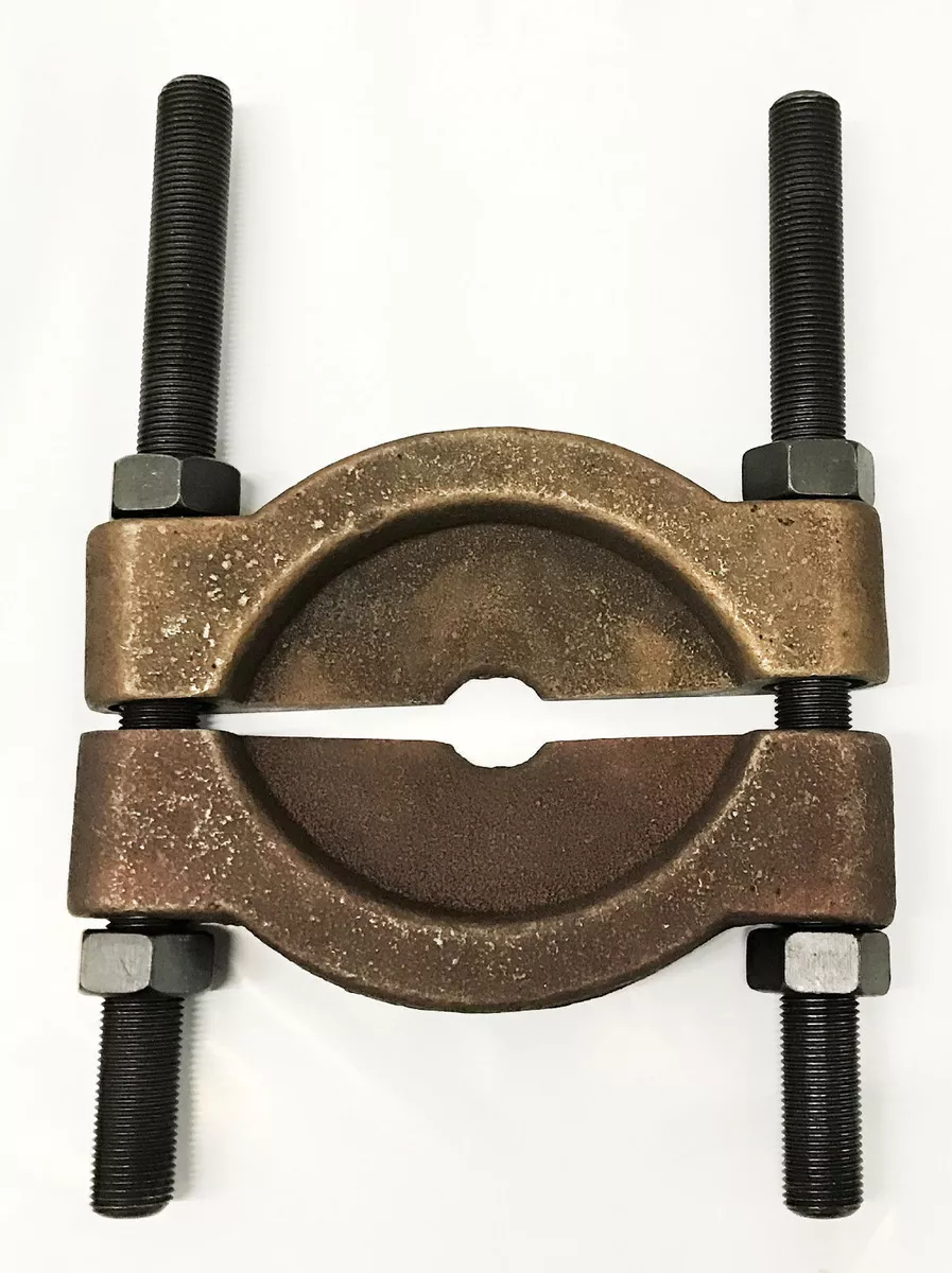 Bearing splitter puller outlet