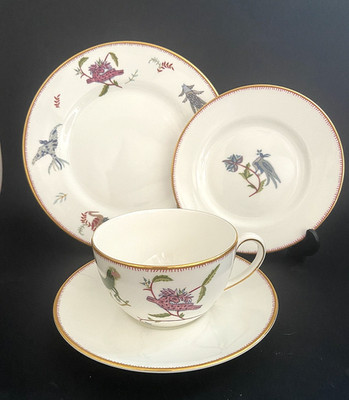 WEDGWOOD MYTHICAL CREATURES TASSE UNTERTASSE & 2 TELLER, SET KEMP