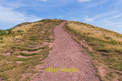 Foto 12x8 Pfad auf dem Skirridweg entlang des Gipfelgrats des Skirrid. c2021
