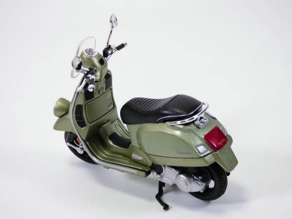 Scooter Piaggio VESPA 6 GIORNI vert 1/18 2017 - Photo 3/4
