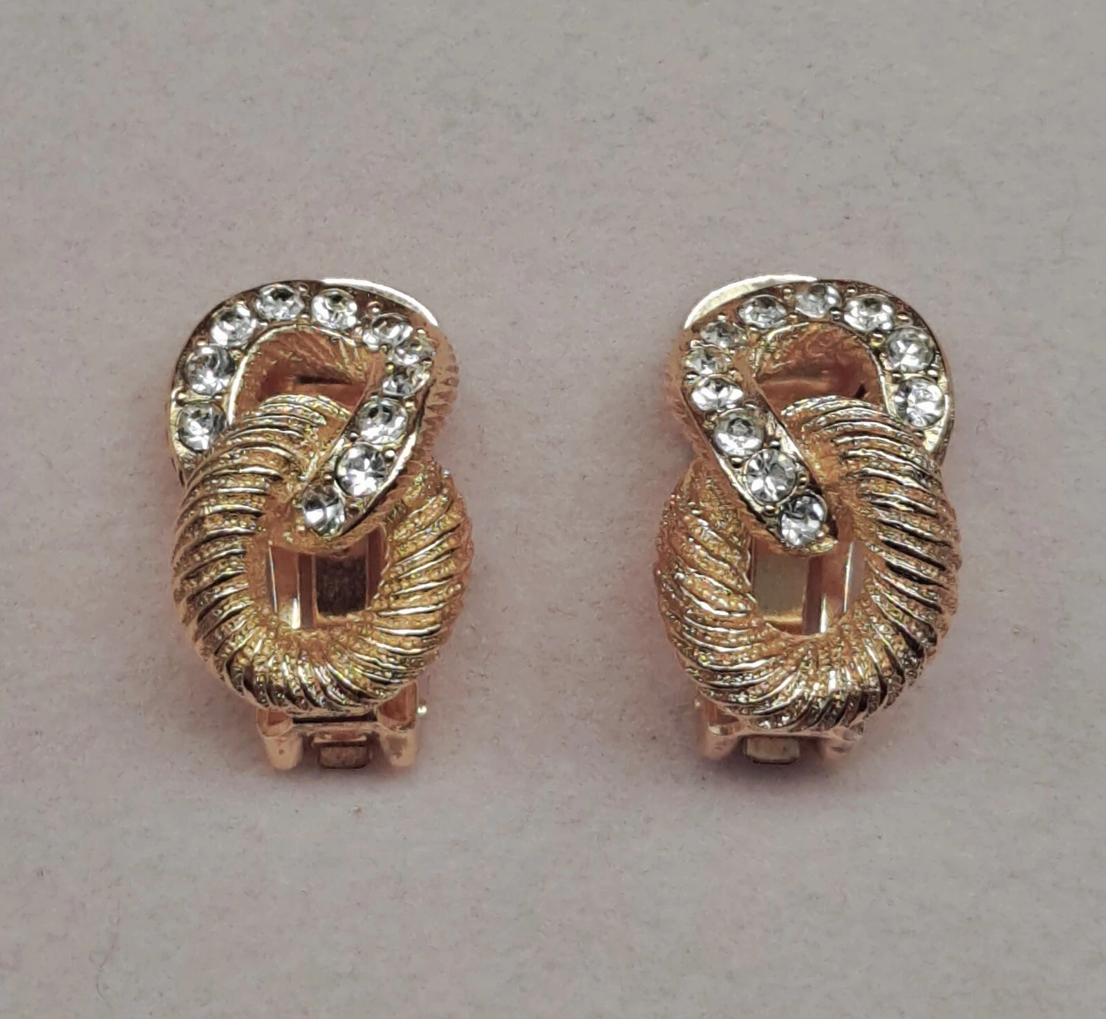 Boucles d'oreilles clips vintage Christian Dior nœud d'amour strass ton or