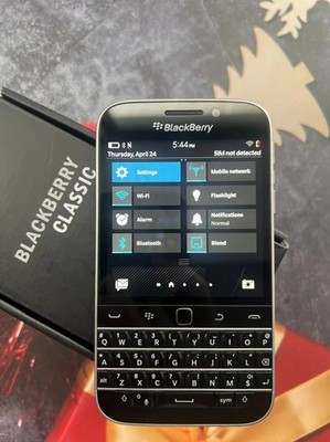 BlackBerry Classic Q20 SQC100-4 16 GB - (Unlocked) 4G Qwerty Keyboard Phone XMAS