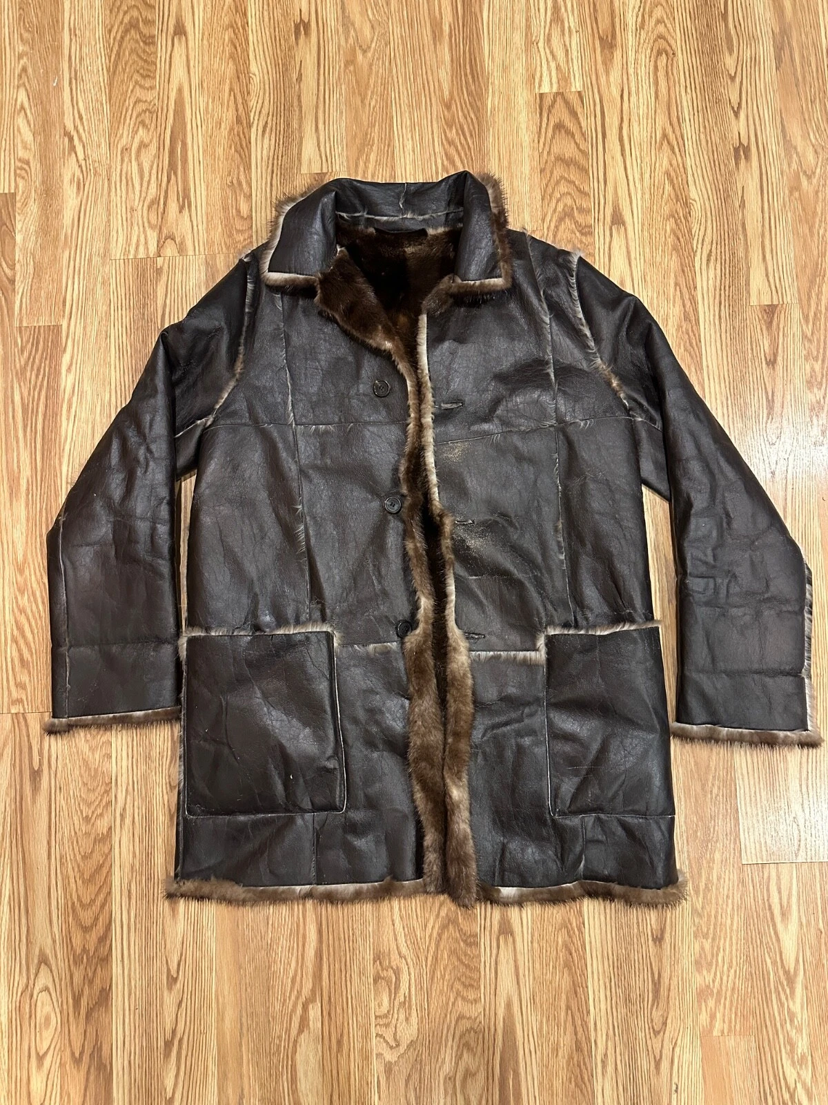 Cappotto VINTAGE Prada in pelle con pannelli naturale di lontra di fiume foderato in pelliccia