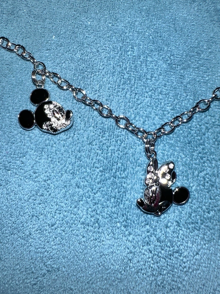 Collar con dije de Mickey y Minnie Mouse 90 cumpleaños de Mickey Foto 3 de 4