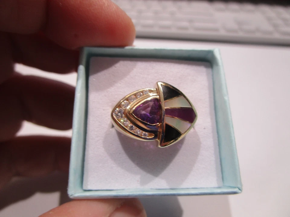 ANILLO DE DISEÑO ORO AMARILLO 14K; TIENE AMATISTA, DIAMANTES Y PIEDRAS DE NÁCAR Foto 2 de 4