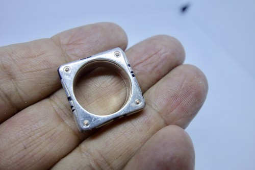 ANILLO ESMALTADO DE DISEÑO CUADRADO ESTERLINA DE COLECCIÓN TALLA 7 - Imagen 4 de 7