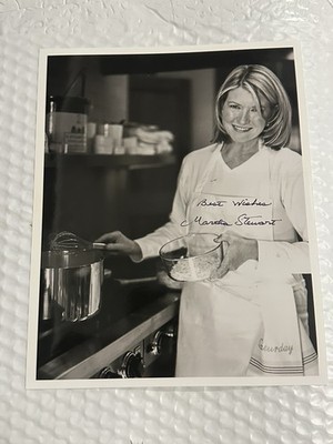 MARTHA STEWART SIGNED AUTOGRAPHED 8x10 PHOTO ACCLAIMED BUSINESSWOMAN BECKETT BAS