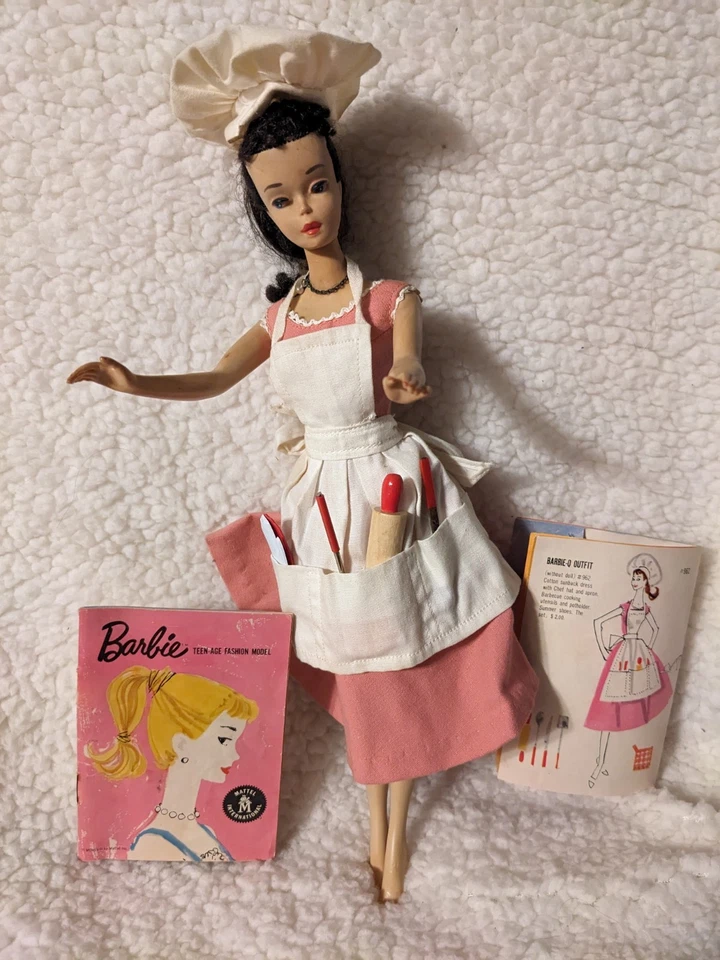 Vintage  1960 Brunette Ponytail Barbie Blue Eyeliner TM markings With 12 Outfits - Image 4 of 4