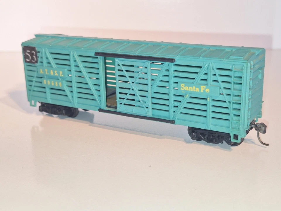 Roundhouse 40' Stockcar, ATSF. Good condition. HO Scale. Plastic wheels. No Box - Image 2 of 4