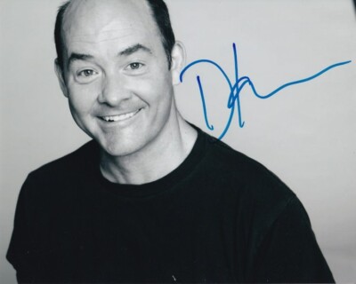 DAVID KOECHNER signed Autogramm 20x25cm THE GOLDBERGS in Person autograph