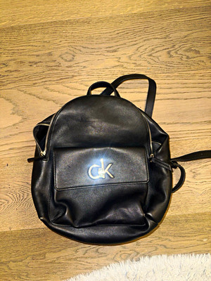 Calvin Klein Leder Mini Rucksack Schwarz CK Logo Reißverschluss