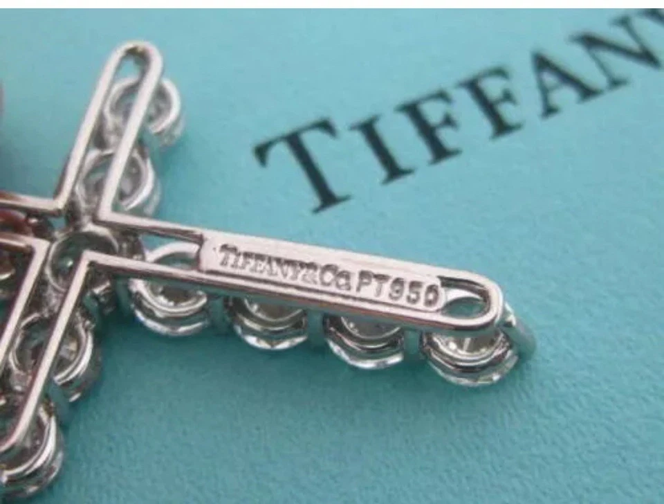 $16,800 COLLAR COLGANTE DE DIAMANTES TIFFANY & CO. CRUZ 1.71 CTW PLATINO GRANDE Foto 3 de 4